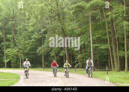 Ohio Lorain County,Wellington,Findley State Park,terrain public,loisirs,cyclisme,famille familles parents parents enfants,mère maman,père papa,rel Banque D'Images