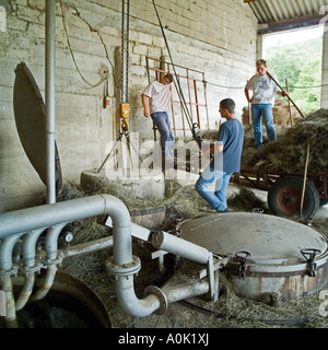 La clôture des travailleurs chaudière avec couvercle en pierre, Distillerie du Vallon, de l'huile de lavande distillerie, Sault, Vaucluse, Provence, France Banque D'Images