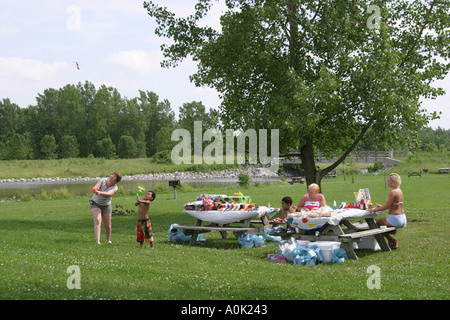 Ohio Maumee Bay Water State Park, terrain public, loisirs, pique-nique, famille parents parents enfants, mère maman, père papa, parents, adulte, adu Banque D'Images