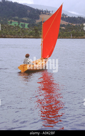 17 pieds traditionnelle skiff Whitehall sous voile Tasmanie rivière Huon Banque D'Images