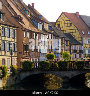 Maisons à colombages à 'Quai de la Poissonnerie' quay dans 'La petite Venise' district, Colmar, Alsace, France, Europe Banque D'Images