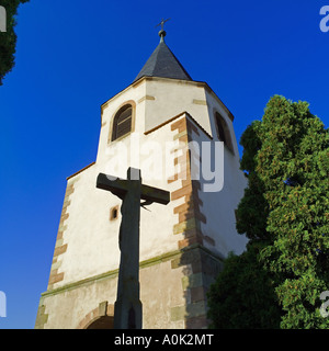 Sainte Croix en face de "ompeter' de l'église romane St Pierre, 11e siècle, Dorlisheim, Alsace, France Banque D'Images