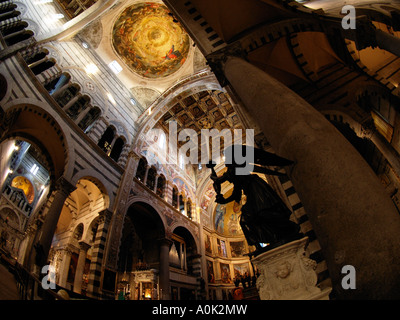 L'intérieur richement décoré de la cathédrale sur le Campo dei Miracoli à Pise Toscane Italie Banque D'Images