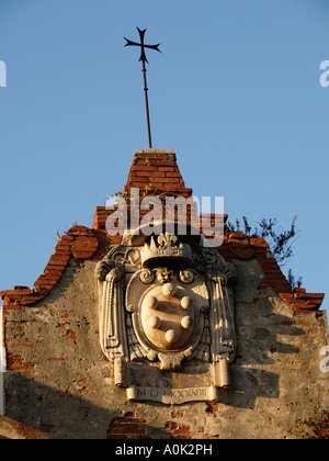 La famille de Medici emblème sur un ancien entrepôt le long de la rivière Arno à Pise Toscane Italie Banque D'Images