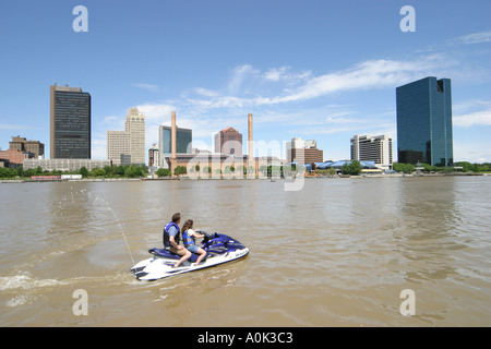 Toledo Ohio,Maumee River,eau,affluent,jet ski,sports nautiques,loisirs,vitesse,WAVE Runner,horizon du centre-ville,bâtiments,horizon de la ville,centre-ville,centre-ville Banque D'Images