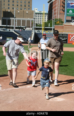 Toledo Ohio,Fifth Third Field,Mud Hens baseball,fans bases de course, garçon garçons lad lads mâle enfant enfants enfants, adultes homme hommes, fille filles, jeune Banque D'Images