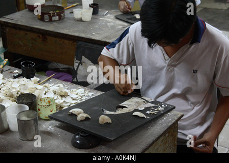 Un travailleur produit une photo dans une usine de laque à Ho Chi Minh Ville, Vietnam Banque D'Images