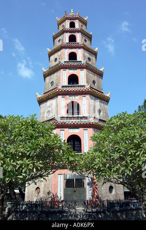 La Pagode Thien Mu sur la rivière des Parfums dans la ville de Hue, Vietnam Banque D'Images