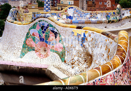 Gaudi mosaïques colorées à la ' ' Le Parc Guell à Barcelone. L'Espagne. Banque D'Images