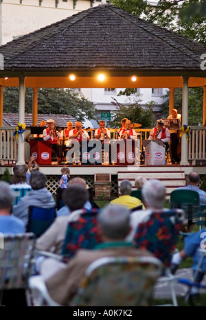 Groupe jouant le Concert sous Gazebo dans Petite ville Square Corydon Indiana Banque D'Images