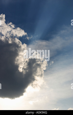 Rayon de soleil de soleil caché derrière cloud Banque D'Images