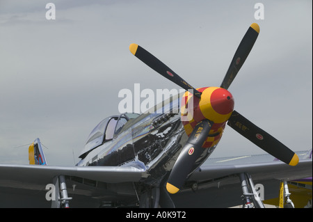 Chrome, orange et rouge P-51 Mustang fighter avions stationnés sur le tarmac Banque D'Images