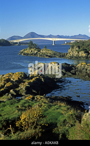 Le Skye Bridge vu de côté avec Kyle of Lochalsh Skye montagnes comme une toile de fond Banque D'Images