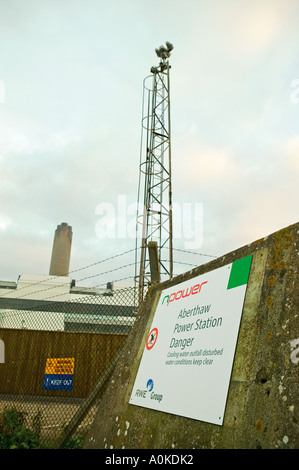 Barrière de sécurité et npower le signe de danger pour power station Aberthaw Power Station Aberthaw Wales UK Banque D'Images