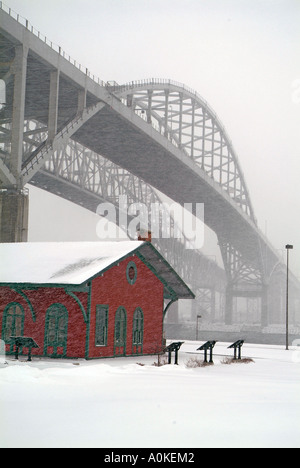 Les tempêtes d'hiver couvertures Port Huron au Michigan à la Blue Water Bridge International Banque D'Images