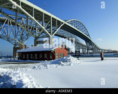 Les tempêtes d'hiver couvertures Port Huron au Michigan à la Blue Water Bridge International Banque D'Images