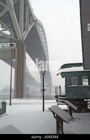 Les tempêtes d'hiver couvertures Port Huron au Michigan à la Blue Water Bridge International Banque D'Images