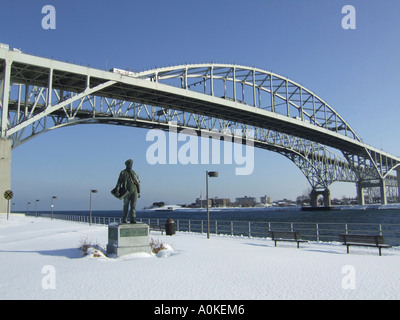 Les tempêtes d'hiver couvertures Port Huron au Michigan à la Blue Water Bridge International Banque D'Images