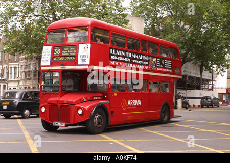 London bus à impériale Routemaster roulant dans les rues de Londres Banque D'Images