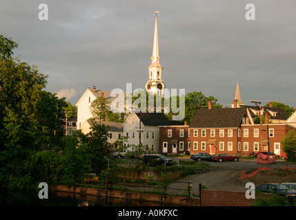 New England mill et clocher de l'église au coucher du soleil Banque D'Images
