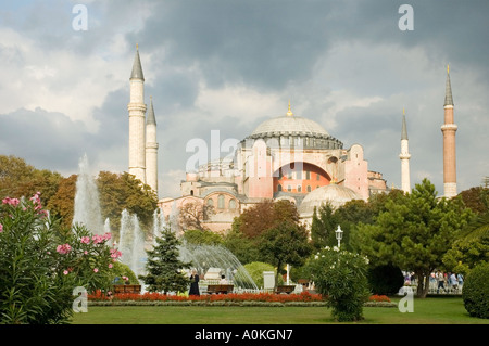 Aya Sofya, ciel avec nuages menaçants, fontaine dans le parc, vu de près de la Mosquée Bleue, Istanbul, Turquie. DSC 7029 Banque D'Images