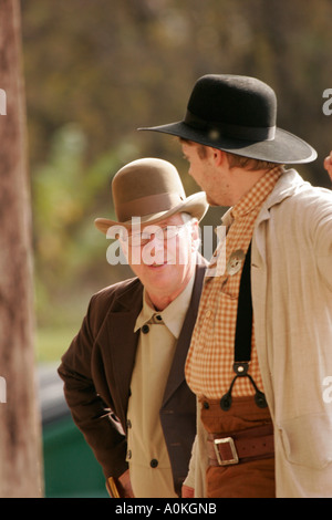 Cowboys en conversation sur la demande d'une vieille ville historique d'expédition de la rivière Mississippi Banque D'Images