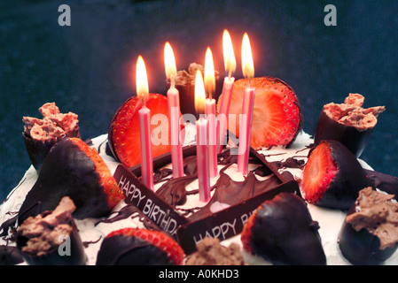 Gâteau au chocolat avec des fraises Banque D'Images