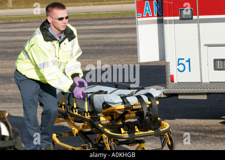 EMT avec brancard d'ambulance est sur scène pour aller chercher les victimes Banque D'Images