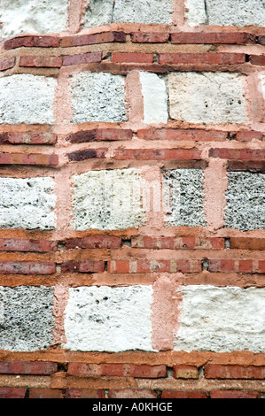 Détail du mur de pierre et brique mortier avec cours, vieille ville d'Istanbul, Turquie. DSC 7067 Banque D'Images