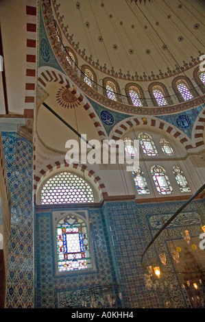 Mur intérieur, carrelage de faïence d'Iznik, et le plafond du minaret de la Mosquée Bleue, Istanbul, Turquie. DSC 7074 Banque D'Images