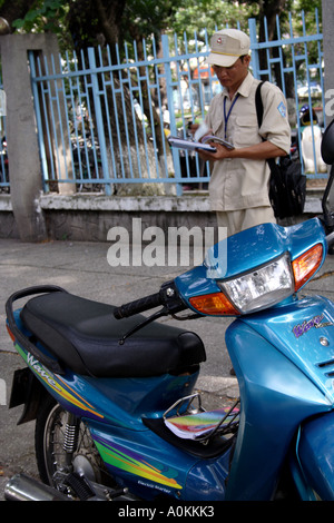 Préposé au stationnement écrit un billet, Saigon Vietnam (HCMC) Banque D'Images