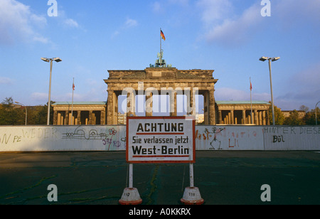 Mur de Berlin, en face de Porte de Brandebourg dans l'Allemagne de l'Ouest en 1985 Banque D'Images