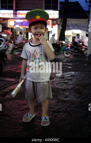 Petit garçon porte un chapeau militaire de Saigon, Vietnam (HCMC) Banque D'Images