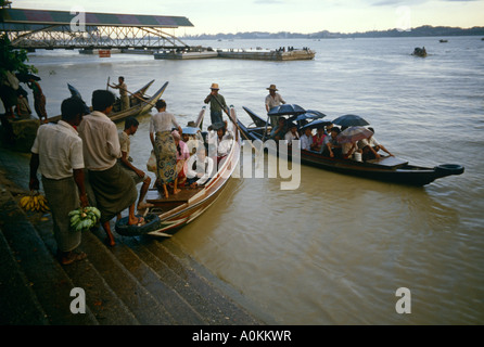 Les passagers de bateaux ferry pour traverser la rivière de Yangon à Yangon, Myanmar. La rivière de Rangoon, Rangoon, Birmanie Banque D'Images