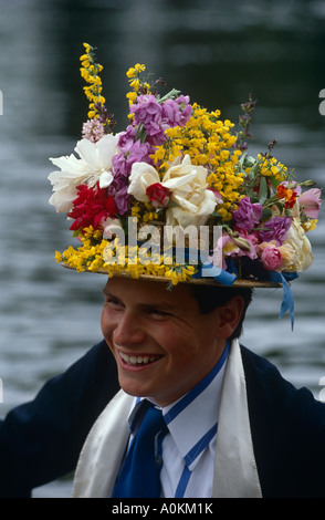 Eton College dans le Berkshire organise chaque année une quatrième de juin cérémonie où les garçons ligne vers le bas la Tamise le port de plaisance de paille Banque D'Images