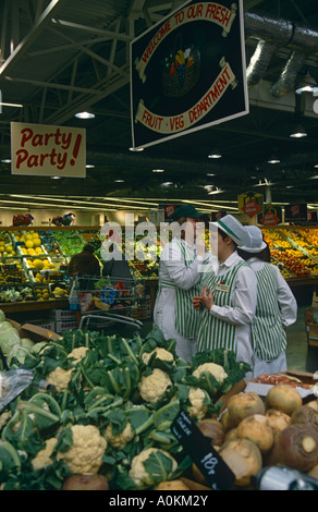 Le personnel de la section des fruits et légumes d'un supermarché Asda à Dewsbury, Yorkshire, Angleterre Banque D'Images