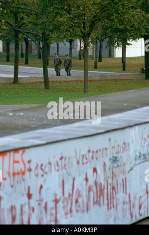 Patrouille des gardes-frontières de l'Allemagne de l'est le mur de Berlin en Allemagne de l'Est en 1985 Banque D'Images