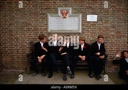 Les élèves à l'extérieur de Eton College à Eton, Berkshire, Angleterre Banque D'Images