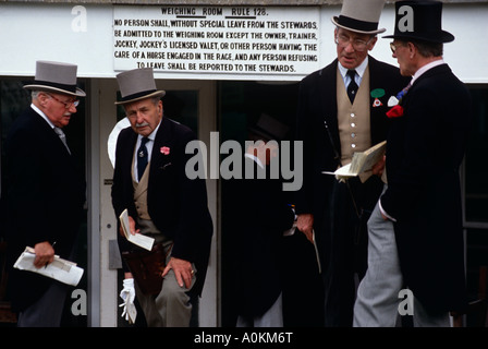 Les formateurs et les propriétaires à l'extérieur de la chambre de pesée au Royal Ascot Racecourse à Ascot, Berkshire, Angleterre Banque D'Images