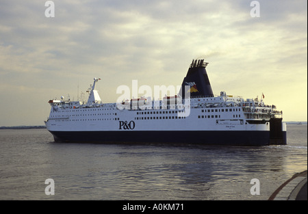 P O L'orgueil de Ferry de la mer du Nord au départ de New York Hull Hull Zeebrugge Hull service East Yorkshire Banque D'Images