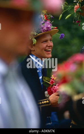 Eton College dans le Berkshire organise chaque année une quatrième de juin cérémonie où les garçons ligne vers le bas la Tamise le port de plaisance de paille Banque D'Images