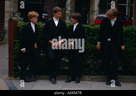 Les élèves à l'extérieur de Eton College à Eton, Berkshire, Angleterre Banque D'Images