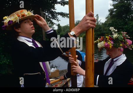 Eton College dans le Berkshire organise chaque année une quatrième de juin cérémonie où les garçons ligne vers le bas la Tamise le port de plaisance de paille Banque D'Images