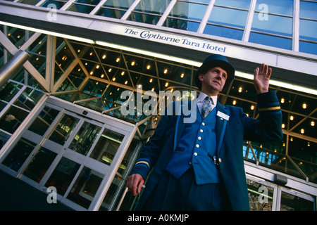 Portier à l'hôtel Copthorne Tara à Kensington, Londres Banque D'Images