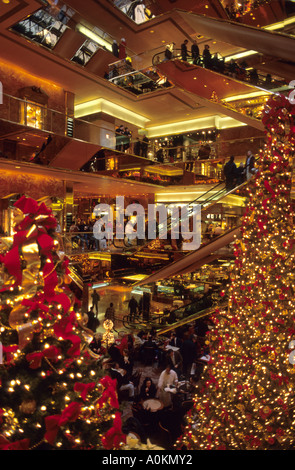 Les achats de Noël à la Trump Tower Building à New York,USA. Banque D'Images