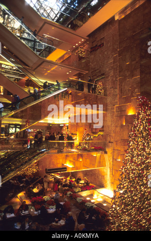 Les achats de Noël à la Trump Tower Building à New York,USA. Banque D'Images