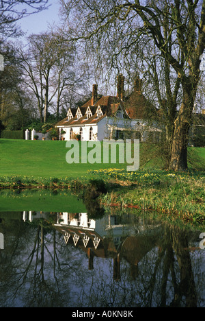 Houghton Lodge, sur la rivière Test à Houghton près de Stockbridge, Hampshire, Angleterre. La rivière est un célèbre essai trout River Banque D'Images