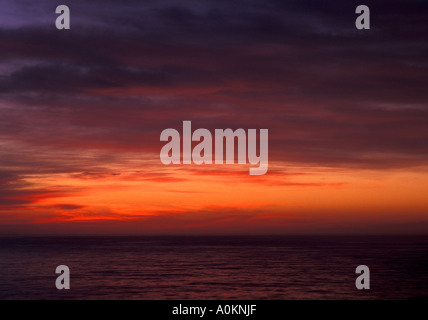 Un abrégé de couleur pastel bleu rouge orange lever du soleil sur le pacifique sud pris de Phillip Island Australie Banque D'Images