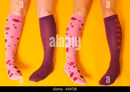 Les jambes de deux jeunes filles de race blanche portant des chaussettes colorées balise USA Banque D'Images