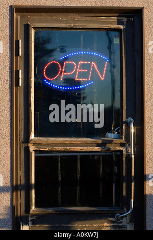 Bar ouvert neon light dans la fenêtre de porte Banque D'Images